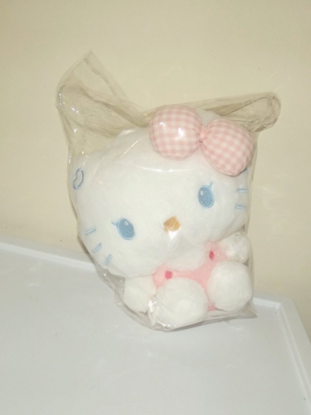 Sanrio Plush Toy (Hello Kitty) w\ straps on back-NEW